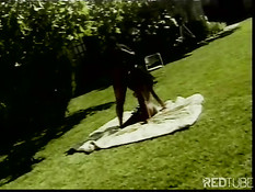 Чернокожая пара ебётся на свежем воздухе