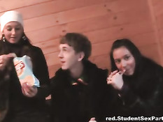 Молодёжь занимается групповым сексом