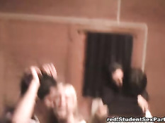 Молодёжь занимается групповым сексом