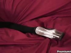 Тайская девушка сосёт большой член чёрного парня