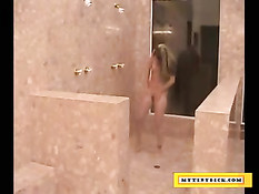 Пришла домой и сразу принялась делать мужику минет