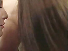 Две девчонки доводят парня до бурного семяизвержения