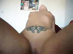 Счастливый член лижет девушка с татуировкой на животе