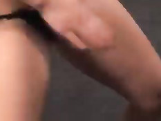 Парни стоят в очереди за минетом от молодой девчонки