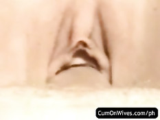 Девушка сосёт и дрочит член руками