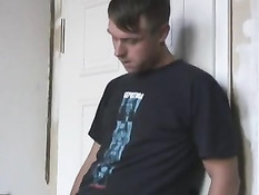 Парень прижал к стене и стоя оттрахал симпатичную блондинку