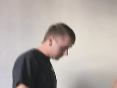 Парень прижал к стене и стоя оттрахал симпатичную блондинку