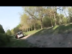 Мужик вывез девку за город и развёл на минет