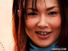 Горячая японская детка идеально мастурбирует член