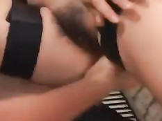 Прекрасную японскую девушку удовлетворяет группа парней