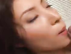 Прекрасную японскую девушку удовлетворяет группа парней