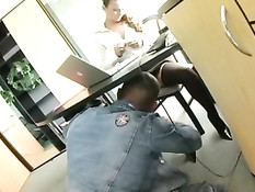 Анальный секс с секретаршей в чёрных чулках