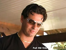 Красивую девушку с шикарной грудью трахают возле бассейна