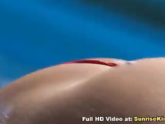 Красивую девушку с шикарной грудью трахают возле бассейна