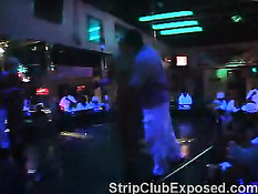 Сисястую блондинку трахают на бильярдном столе