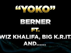 Блондинка с большими сиськами показывает стриптиз