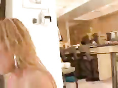 Грудастая блондинка намазавшись маслом трахется с парнем