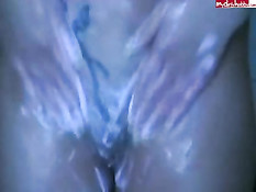 Девушка в ванной бреет бритвой волосы на лобке