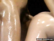 Борьба двух женщин на ринге за обладание мужчиной