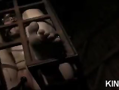 Связанная брюнетка с завязанным ртом томится в клетке