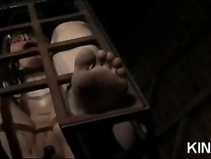 Связанная брюнетка с завязанным ртом томится в клетке