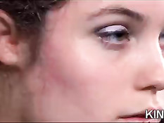 Девушка из Питтсбурга закована в цепи и посажена в клетку