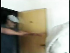 Брюнетка в сексуальном белье издевается над молодым парнем