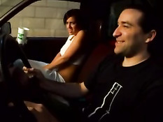 Девица зашла в туалет и увидела торчащий из стены член