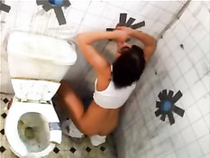 Девица зашла в туалет и увидела торчащий из стены член