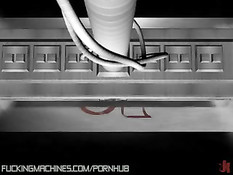 Девушка испытывает новую профессиональную секс машину