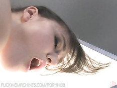 Девушка испытывает новую профессиональную секс машину