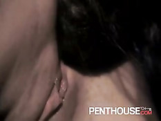 Девушка сосёт член парню пока он не кончает прямо в её ротик