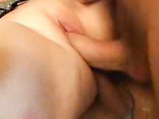 Два парня одновременно ебут аппетитную блондинку