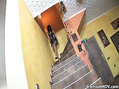 Очкастая брюнетка в коротком платье соблазняет мужика