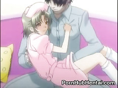 Мужик ласкает молоденькую цыпочку