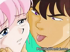 Розовая девочка залезла на мальчика в зелёной маечке