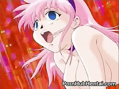 Розовая девочка залезла на мальчика в зелёной маечке