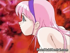 Розовая девочка залезла на мальчика в зелёной маечке