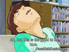 Розовая девочка залезла на мальчика в зелёной маечке