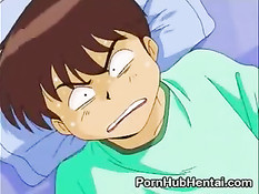 Розовая девочка залезла на мальчика в зелёной маечке