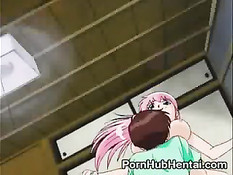 Розовая девочка залезла на мальчика в зелёной маечке