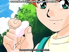 Мальчишки подглядывают за голой красивой девушкой