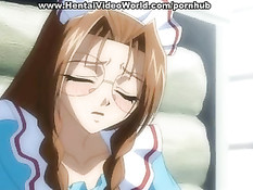 Хозяин поместья пристаёт к молодой горничной