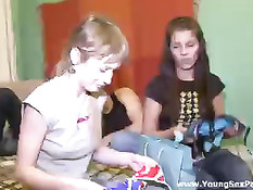 Ребята и девчата отдыхают после тяжёлого учебного дня