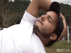 Гей-пара трахается в красивом летнем парке