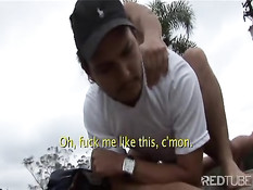 Гей-пара трахается в красивом летнем парке