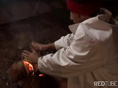 Чёрный парень отодрал своего белого друга у костра