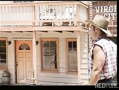 Ковбой ебёт на ранчо своего мускулистого приятеля