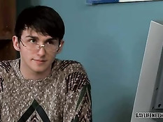 Перевозбуждённые парни трахаются прямо в аудитории