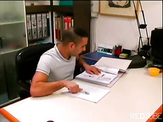 Его интервью постепенно превращается в банальную еблю